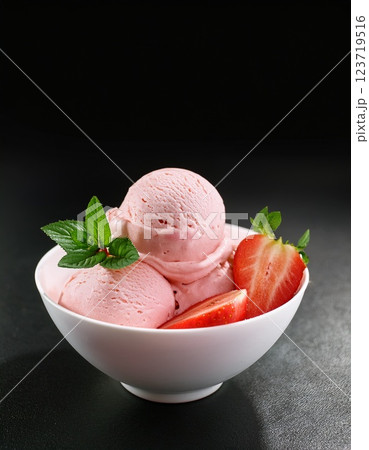 白いボウルに盛られたストロベリーアイスクリーム 123719516