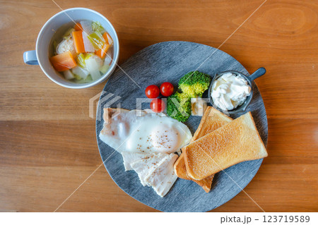 洋風モーニングプレートと野菜スープ 洋風モーニングプレートと野菜スープ 123719589