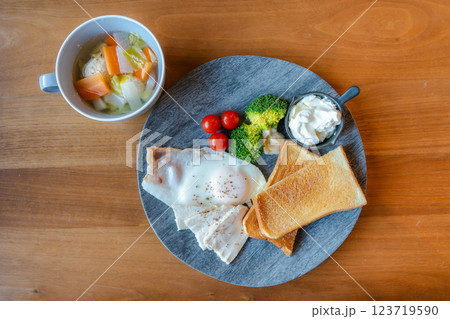 洋風モーニングプレートと野菜スープ 123719590