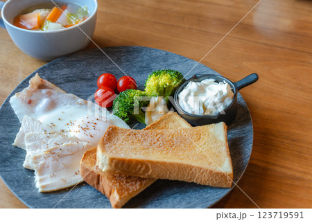 洋風モーニングプレートと野菜スープ 123719591