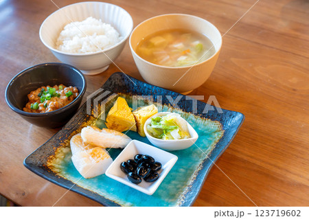和朝食の定番メニューと味噌汁 123719602
