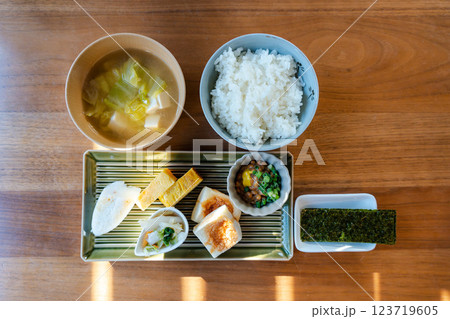 朝日差し込む和朝食の食卓 123719605
