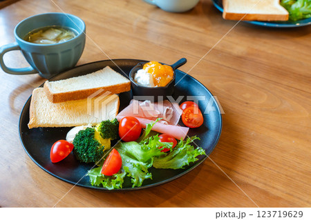 彩り豊かな洋風朝食プレート 彩り豊かな洋風朝食プレート 123719629