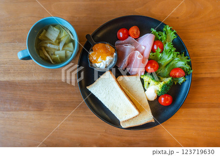 彩り豊かな洋風朝食プレート 123719630