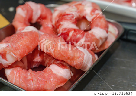 夕食準備中のキッチンで肉巻き調理 夕食準備中のキッチンで肉巻き調理 123719634