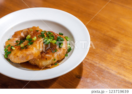 玉ねぎソースの肉巻きと夕食の食卓 玉ねぎソースの肉巻きと夕食の食卓 123719639