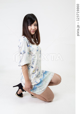 座る浴衣の女の子 123719860