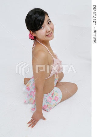 水着を着る女性 123719862