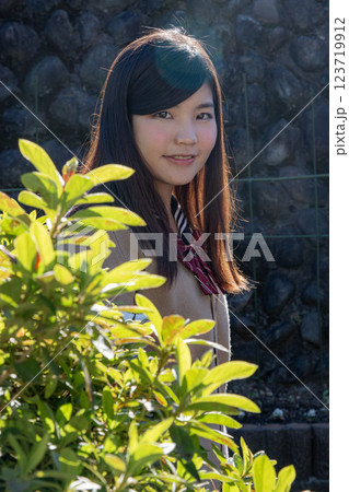 振り向く女性 123719912