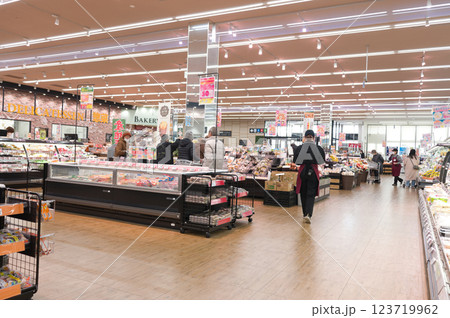 2月・スーパーマーケットに買い物、物価上昇で値上がり家計を圧迫 123719962