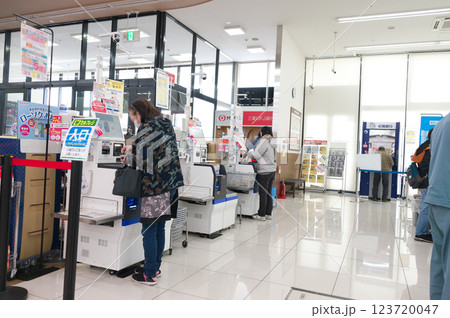 2月・スーパーマーケットに買い物、物価上昇で値上がり家計を圧迫 123720047