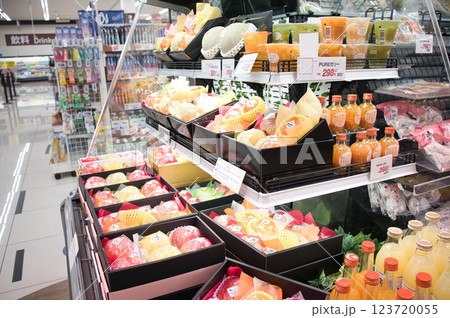 2月・スーパーマーケットに買い物、物価上昇で値上がり家計を圧迫 123720055