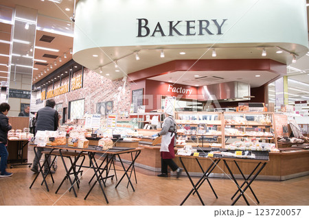 2月・スーパーマーケットに買い物、物価上昇で値上がり家計を圧迫 123720057