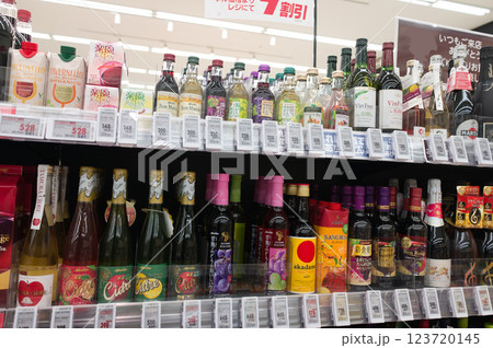 2月・スーパーマーケットに買い物、物価上昇で値上がり家計を圧迫 123720145