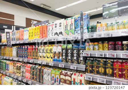 2月・スーパーマーケットに買い物、物価上昇で値上がり家計を圧迫 123720147