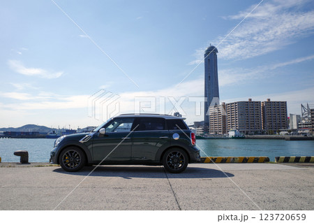 海峡ゆめタワーを背景にした車の写真 海峡ゆめタワーを背景にした車の写真 123720659