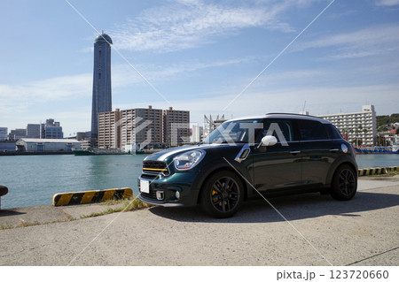 海峡ゆめタワーを背景にした車の写真 123720660