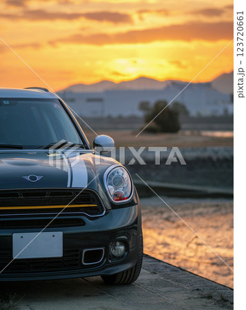 夕暮れ時の川辺に停まる輸入車 123720661