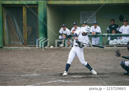 白球と捉える左打者(高校野球) 白球と捉える左打者(高校野球) 123720663