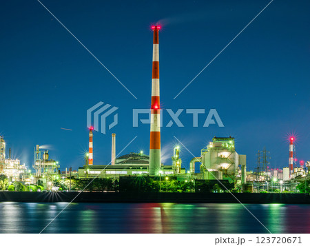 山口県宇部市の工場夜景 123720671