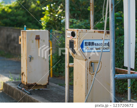 壊れた古い駐車場ゲート 壊れた古い駐車場ゲート 123720672