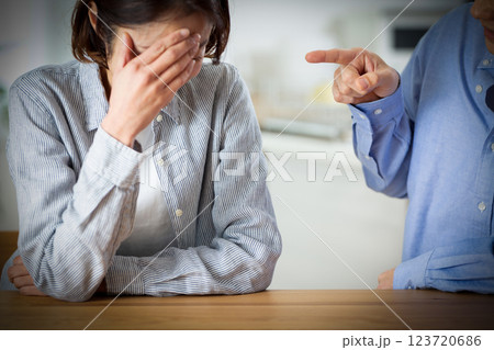 喧嘩をするミドル夫婦 123720686