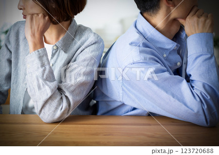 喧嘩をするミドル夫婦 喧嘩をするミドル夫婦 123720688