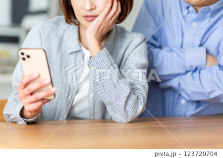 スマホばかり見ている妻を注意する夫（ミドル夫婦） 123720704