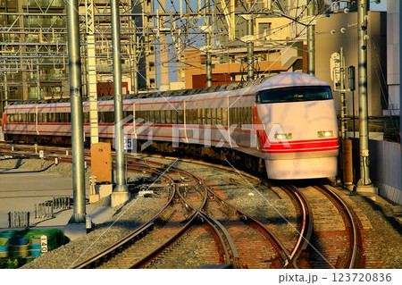 下り線の高架化目前の『とうきようスカイツリー駅』を行く… 東武特急【いちごスペーシア】100系 下り線の高架化目前の『とうきようスカイツリー駅』を行く… 東武特急【いちごスペーシア】100系 123720836