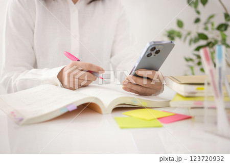 学習するミドル女性の手元 123720932