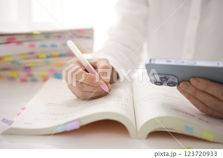 学習するミドル女性の手元 123720933