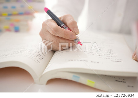 学習するミドル女性の手元 123720934