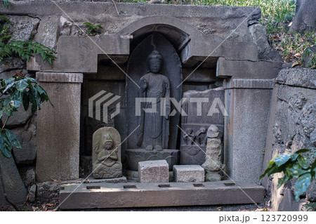 東京都清澄庭園石仏 123720999