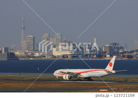 スカイツリーを背景に地上走行する政府専用機　 123721109
