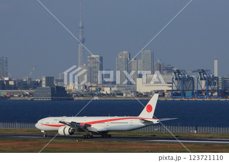 スカイツリーを背景に地上走行する政府専用機　 123721110