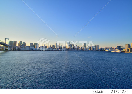 レインボーブリッジから見る晴海埠頭 築地市場方面 レインボーブリッジから見る晴海埠頭 築地市場方面 123721283