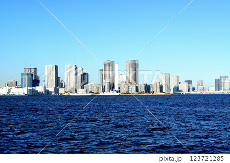 レインボーブリッジから見る晴海埠頭 築地市場方面 123721285