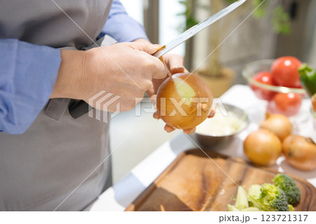 野菜を切るミドル女性の手元 123721317