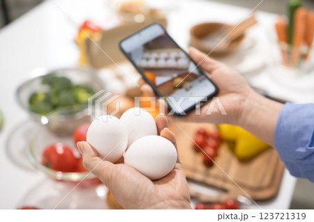 料理の素材をスマホで撮るミドル女性の手元 123721319