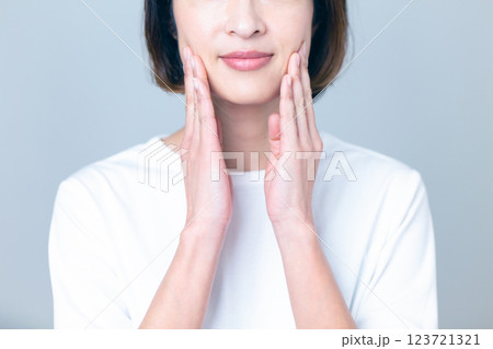 ミドル女性スキンケアイメージ 123721321