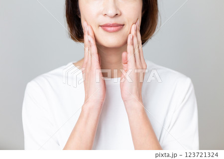 ミドル女性スキンケアイメージ 123721324