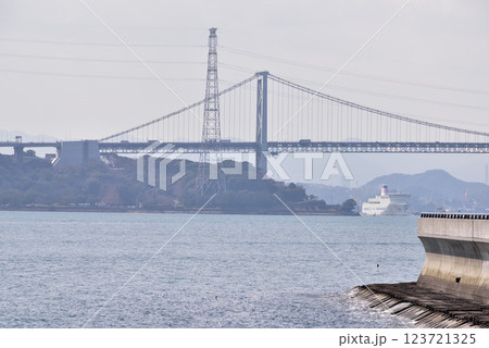 狭い関門海峡 123721325