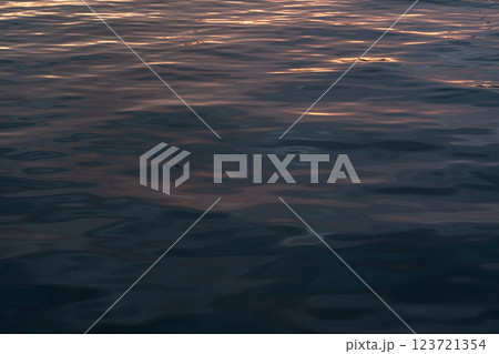 海にあたる夕陽 123721354