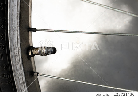 経年劣化した自転車のタイヤのバルブ 経年劣化した自転車のタイヤのバルブ 123721436