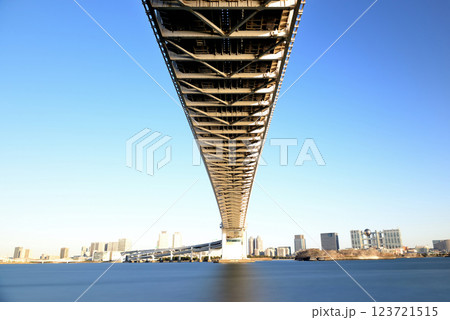 芝浦埠頭から見るレインボーブリッジ お台場海浜公園 長秒露光 芝浦埠頭から見るレインボーブリッジ お台場海浜公園 長秒露光 123721515