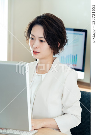 DXツールで仕事するビジネスウーマン DXツールで仕事するビジネスウーマン 123721653