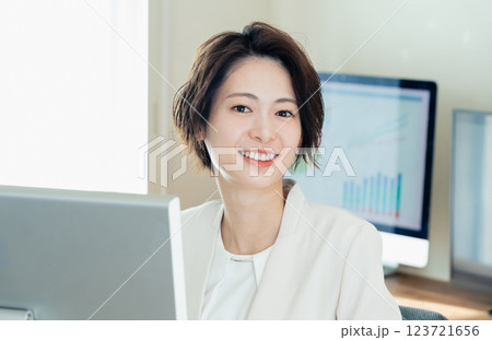 DXツールで仕事するビジネスウーマン 123721656
