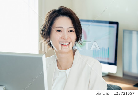 DXツールで仕事するビジネスウーマン 123721657