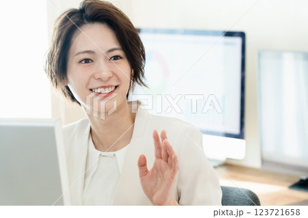 DXツールで仕事するビジネスウーマン DXツールで仕事するビジネスウーマン 123721658