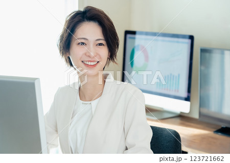 DXツールで仕事するビジネスウーマン 123721662